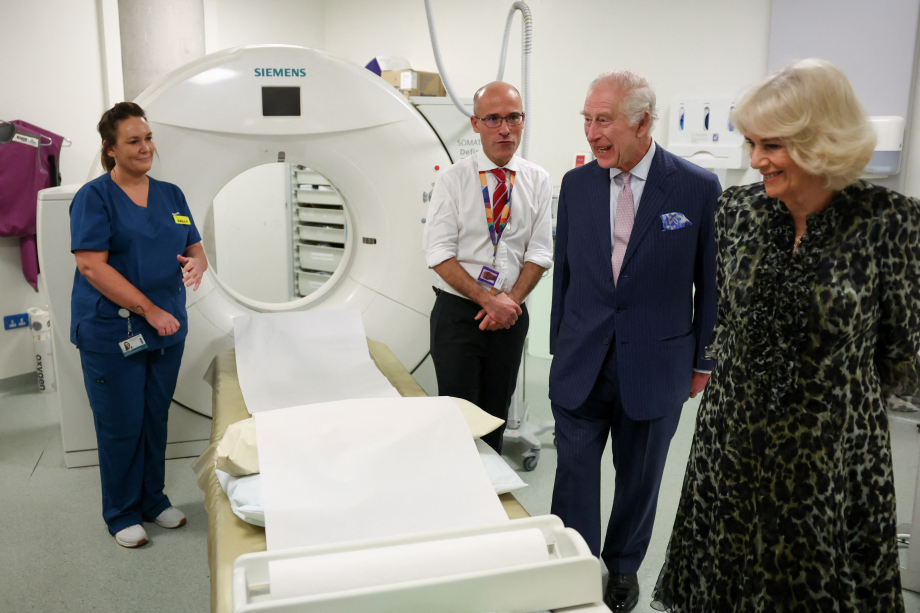 The King and Queen look at a CT scanner