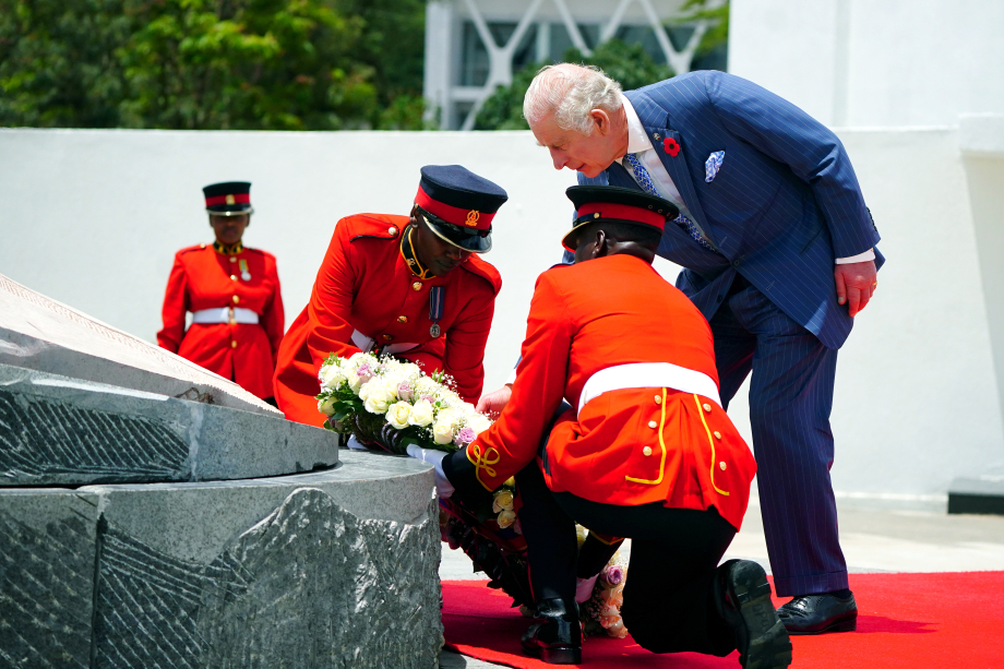 The King lays a wreath at the Tomb of the Unknown Warrior in Nairobi