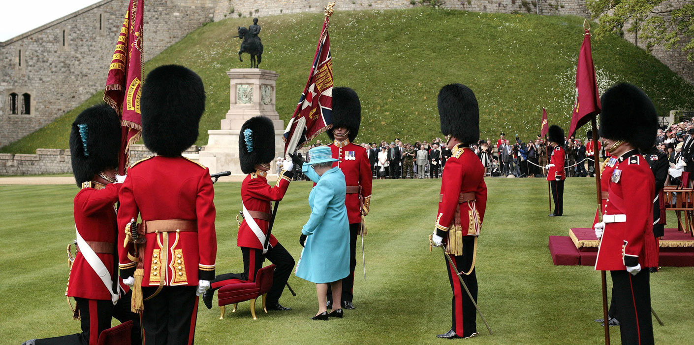 W.Britain Ceremonial 43026 Royal Marine Colour Bearer Queen's Colour Britains