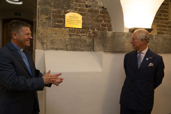 HRH unveils the plaque © Daniel Leal-Olivas