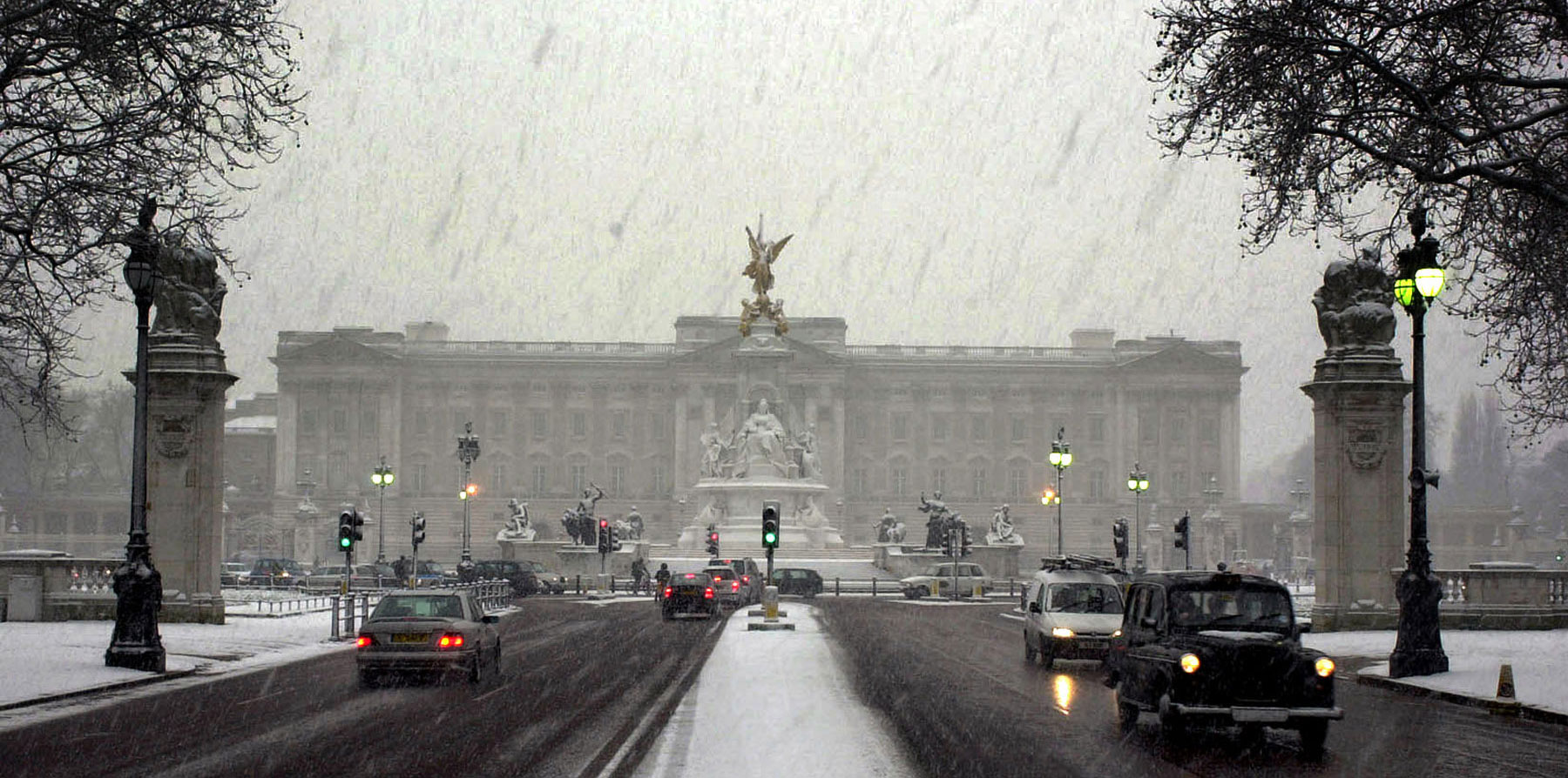 Buckingham palace in the snow