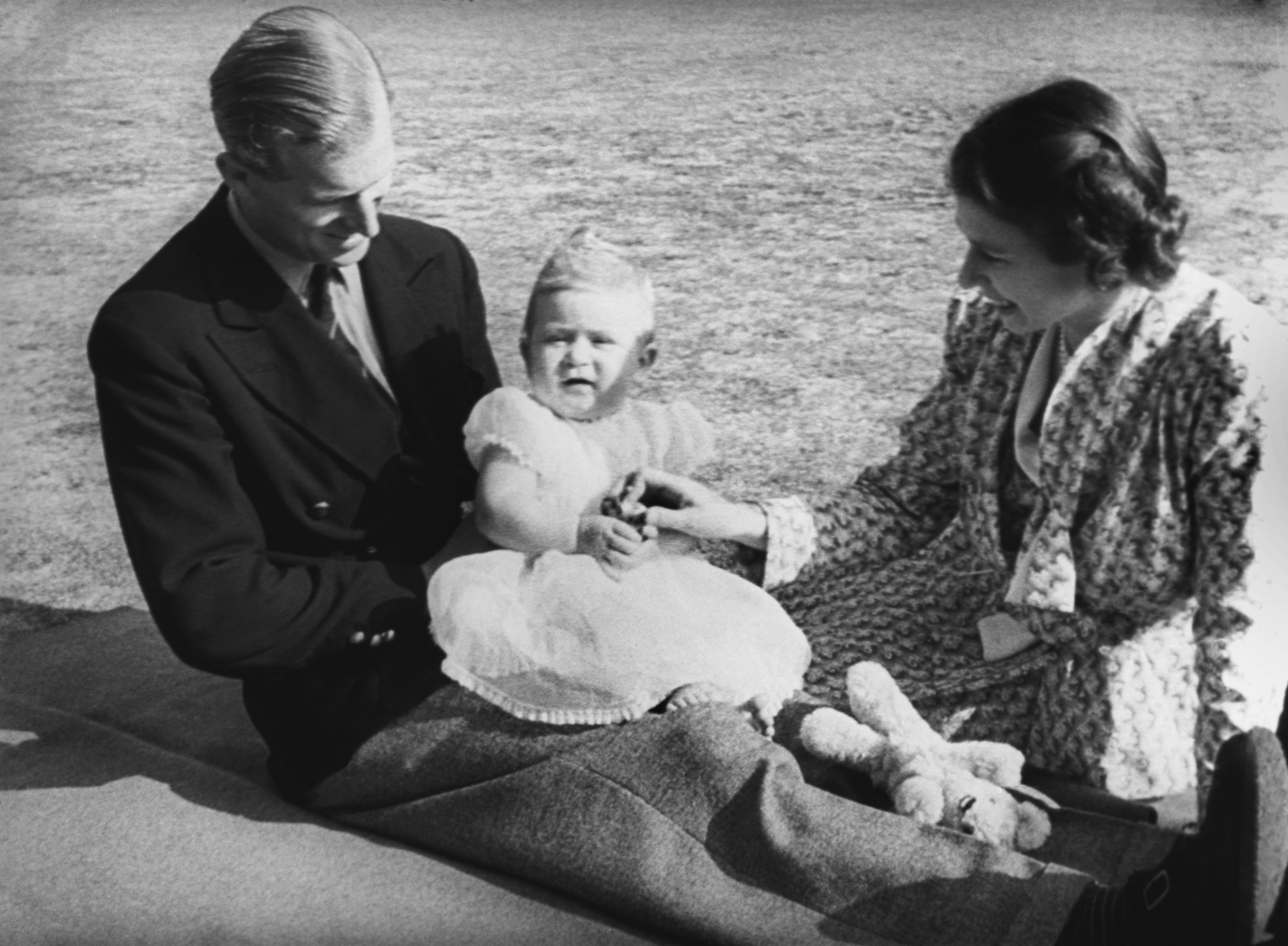 Молодой принц Чарльз с родителями, 1949 год.