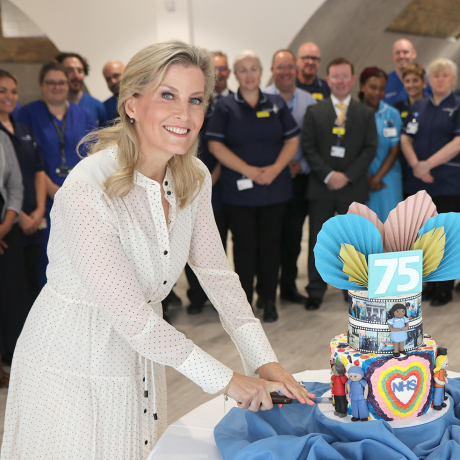 The Duchess of Edinburgh cuts a cake for #NHS75