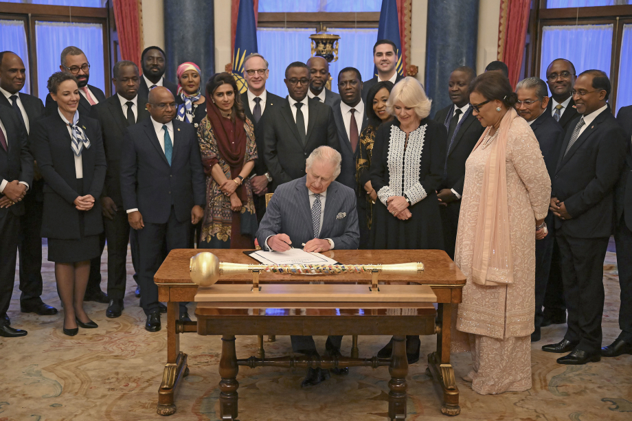 The King signs the Commonwealth Charter