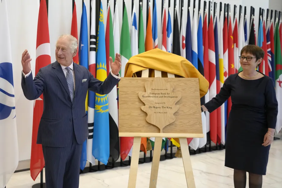 The King unveils a wooden plaque