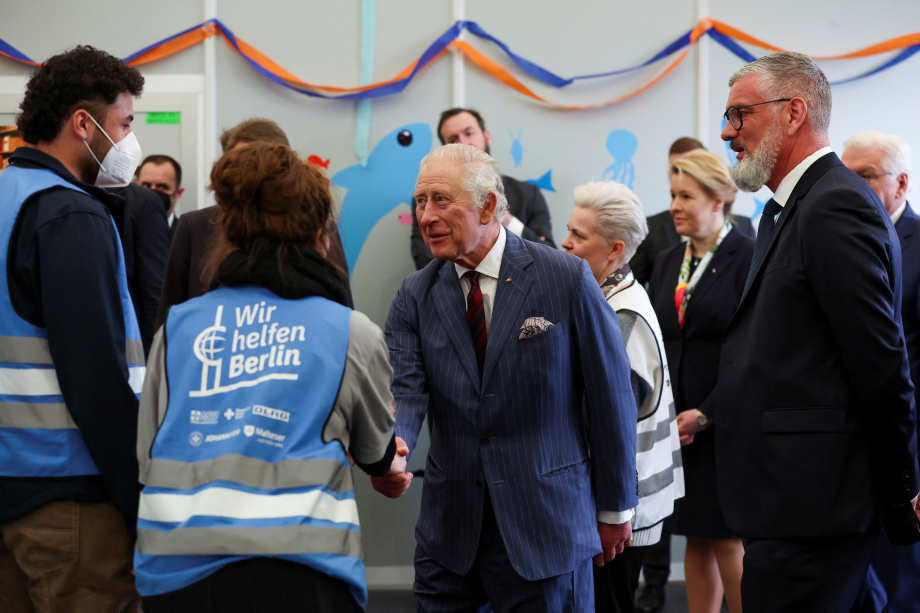 The King meets staff volunteers and refugees at the Tegel Refugee Centre 
