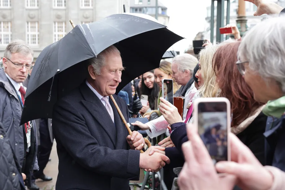 The King meets the public outside the St. Nikolai Memorial Church