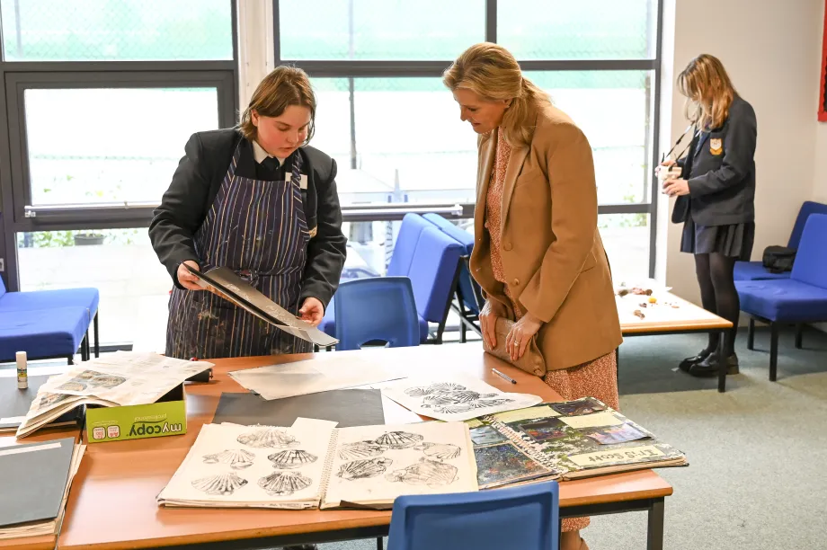 The Duchess meets pupils