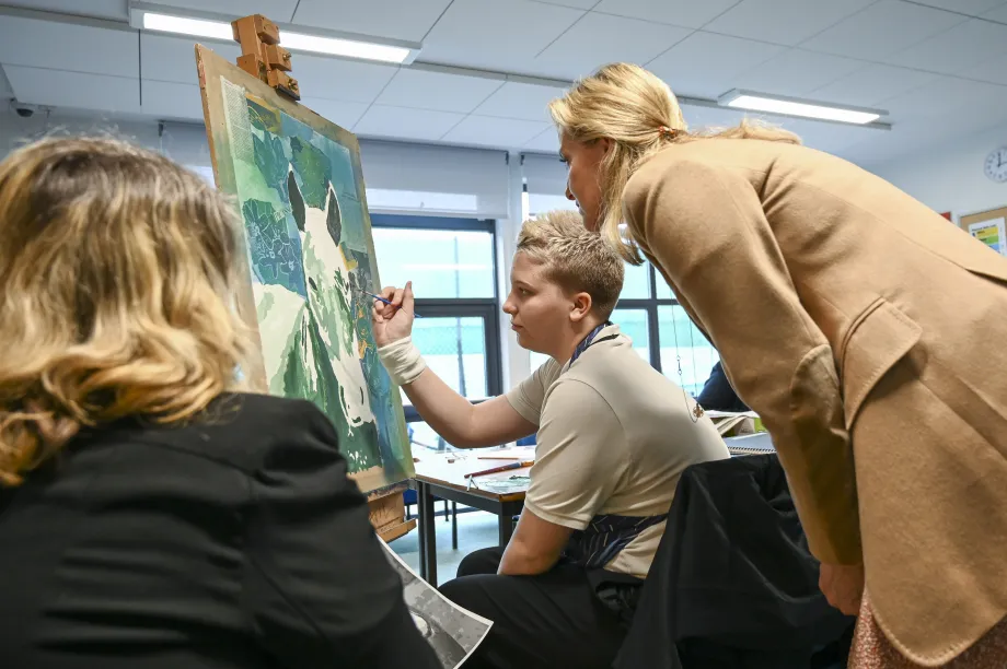 The Duchess meets pulls taking part in an art class