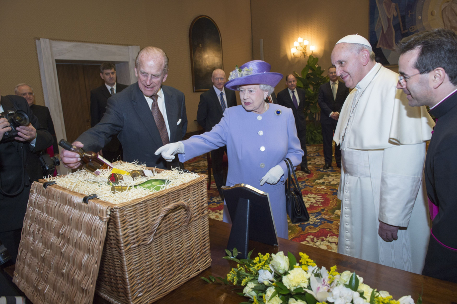 The Queen presents honey to the Pope