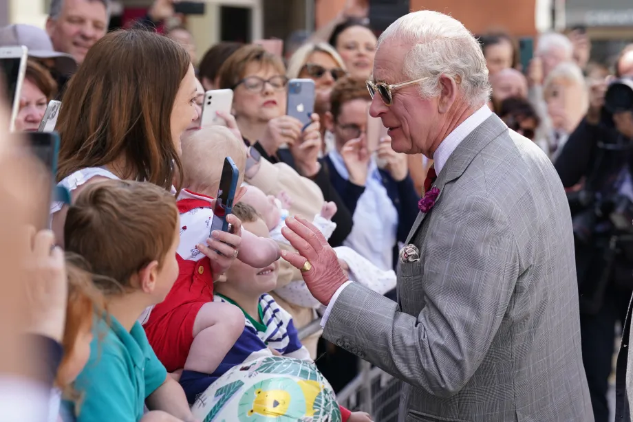 The King meets crowds in Armagh