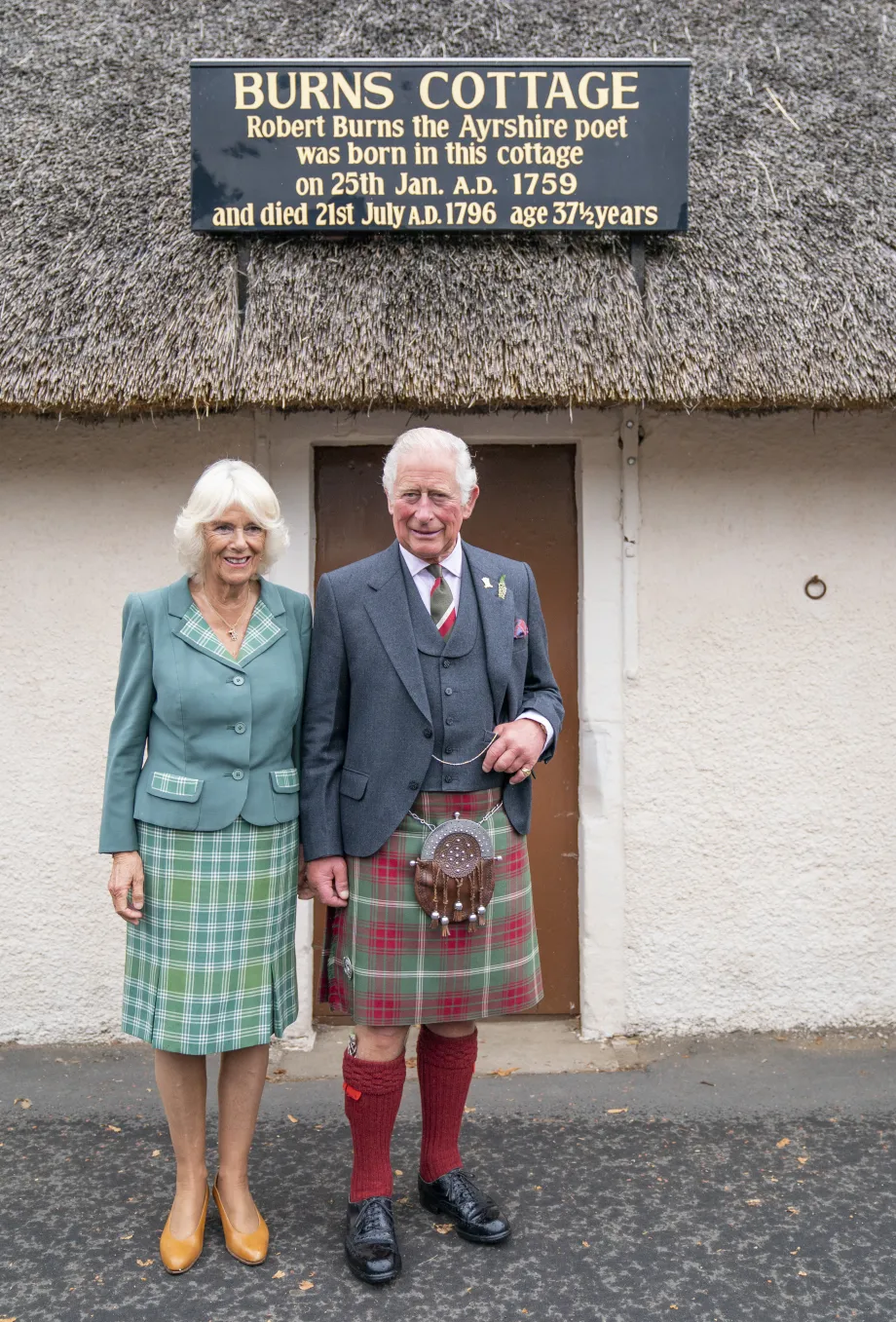 The King and Queen visit Burns Cottage
