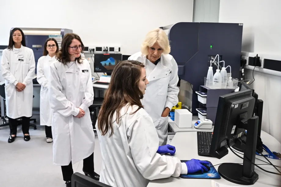 The Queen at the UCL Institute of Immunity and Transplantation