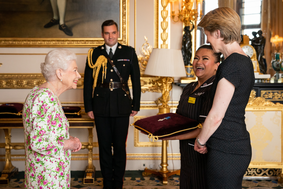 The Queen presents the George Cross