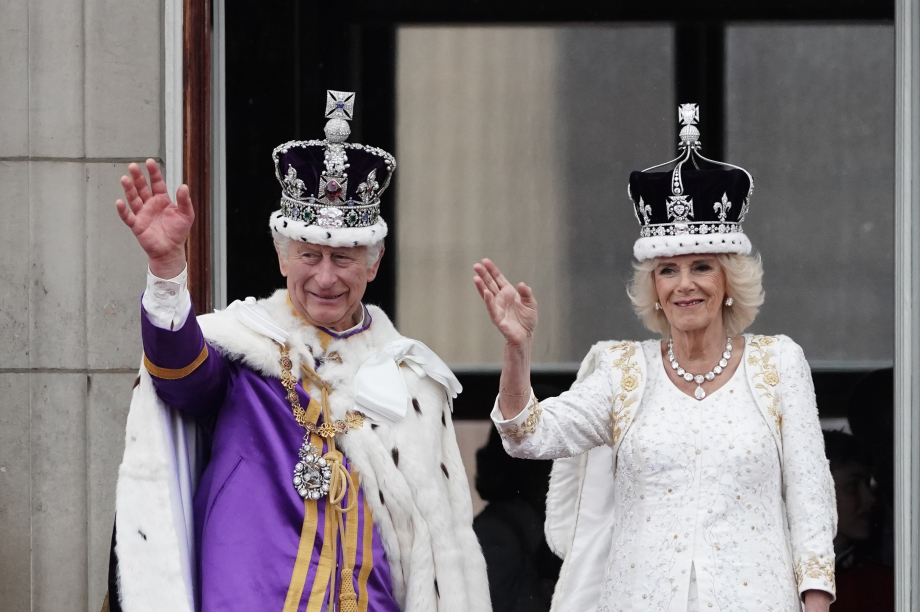 The King and Queen wave from the balcony after the Coronation
