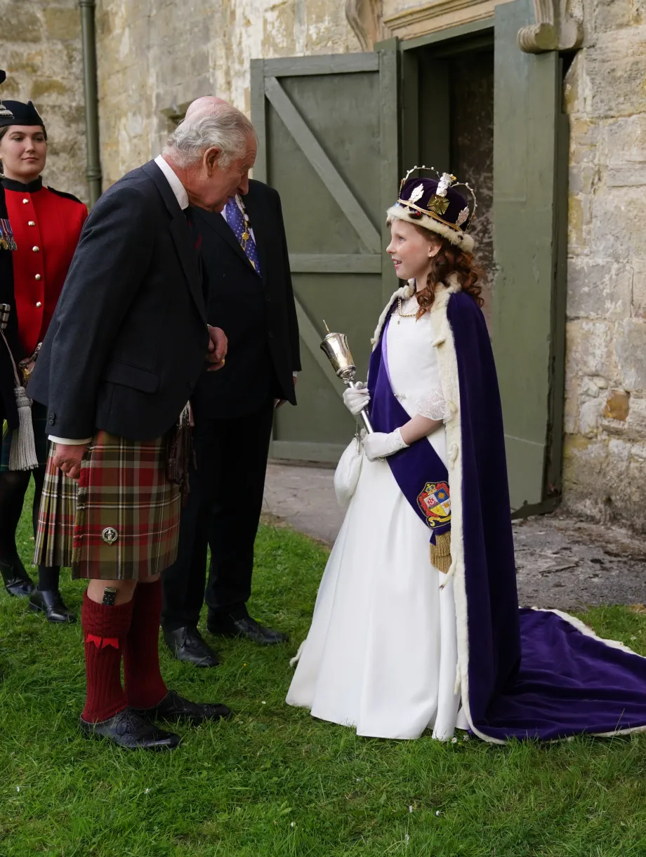 The King is greeted by the Bo'ness Fair Queen, Lexi Scotland.