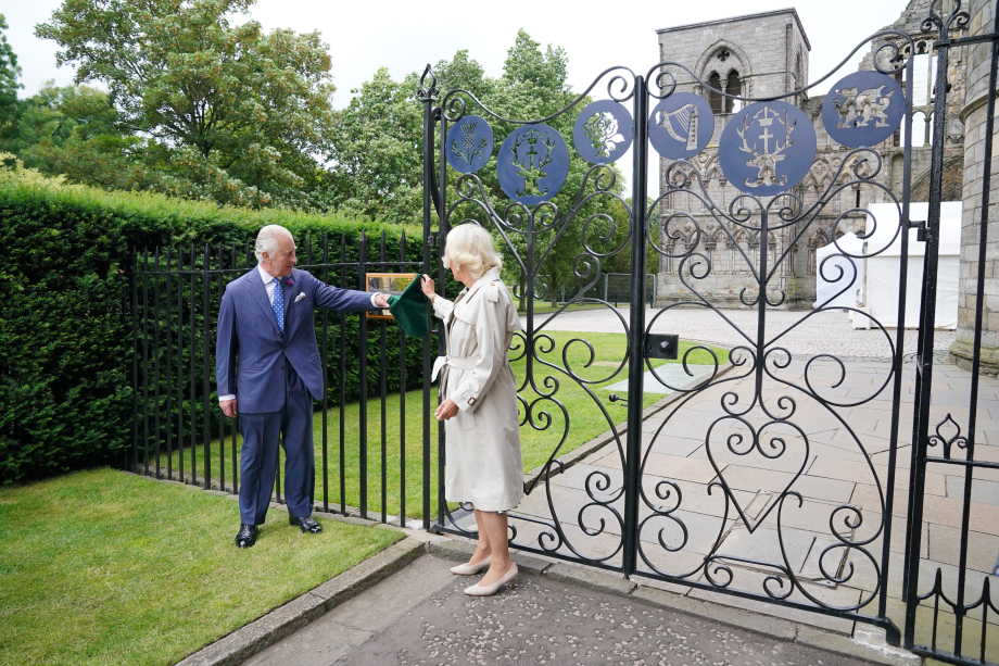 The King and Queen unveil a plaque to mark the construction of the new gates