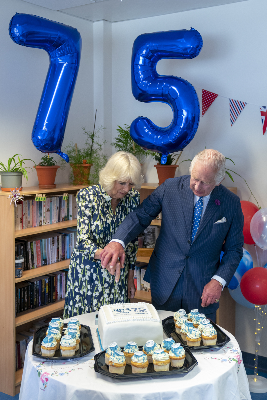 Their Majesties cut a cake to mark the 75th anniversary of the NHS.