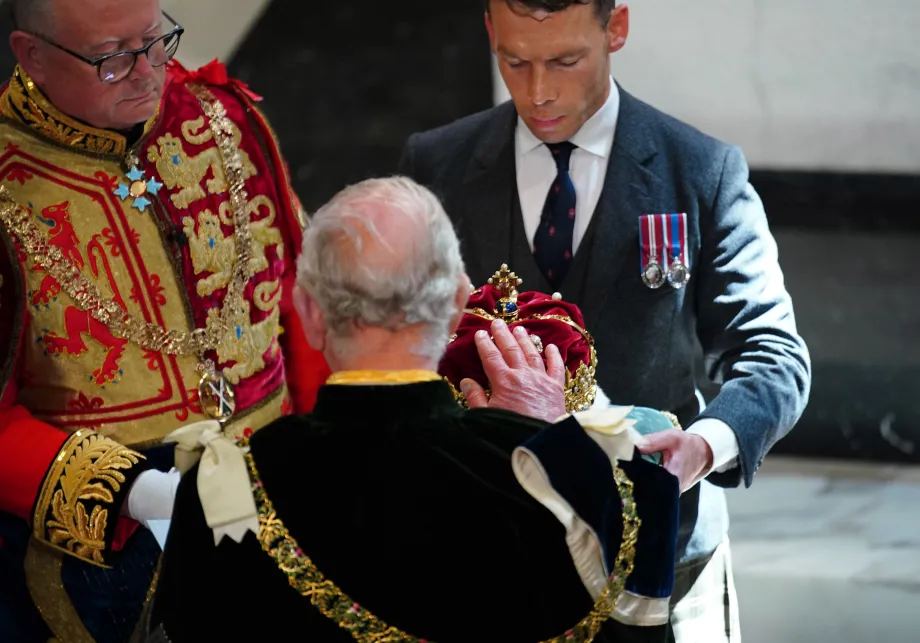 The King touches the Scottish crown