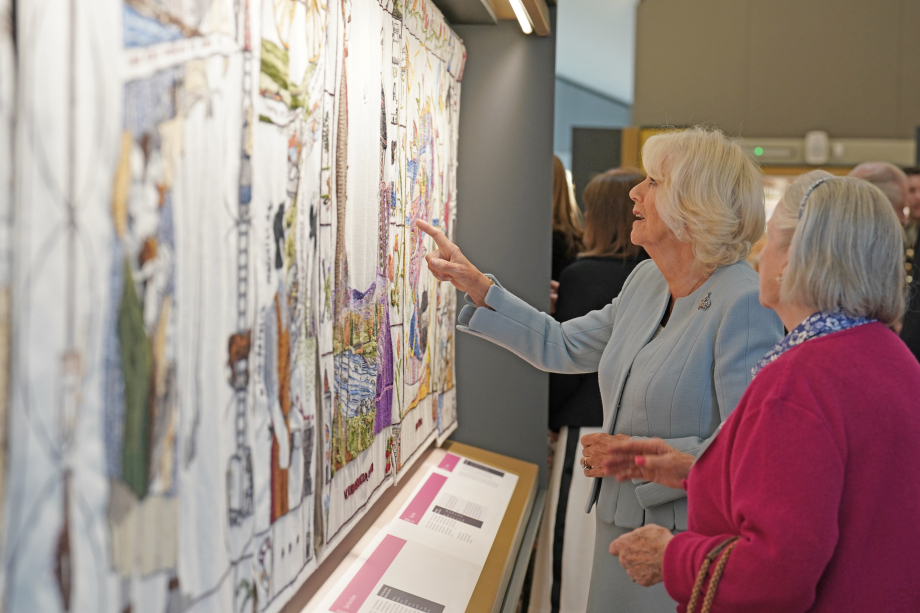 The Queen views The Great Tapestry of Scotland 