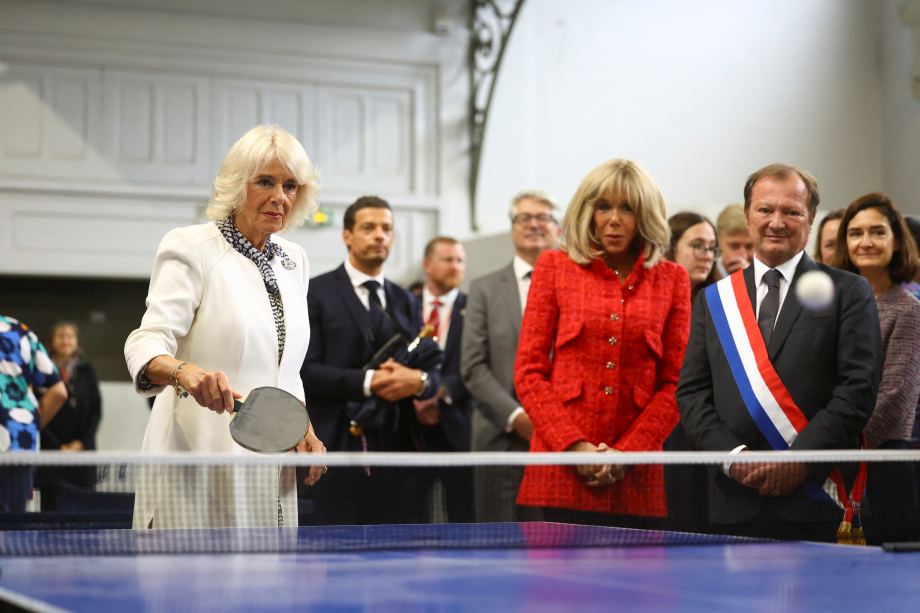 The Queen plays table tennis at Saint-Denis