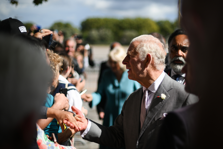The King meets crowds in Bordeaux