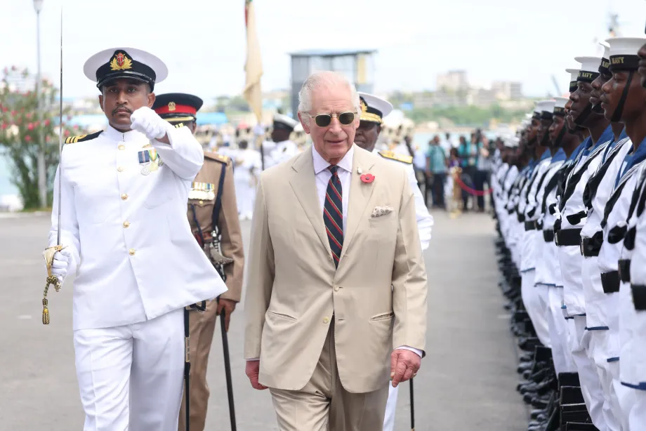 The King inspects the Guard of Honour