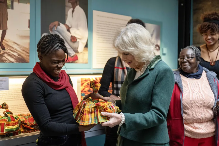 The Queen been given a gift