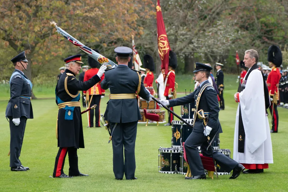 The King presents new Colours