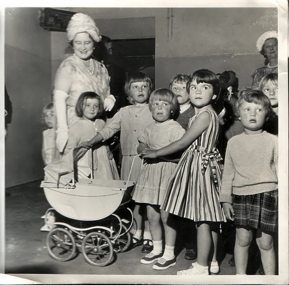The Queen Mother visits the Katherine Low Settlement
