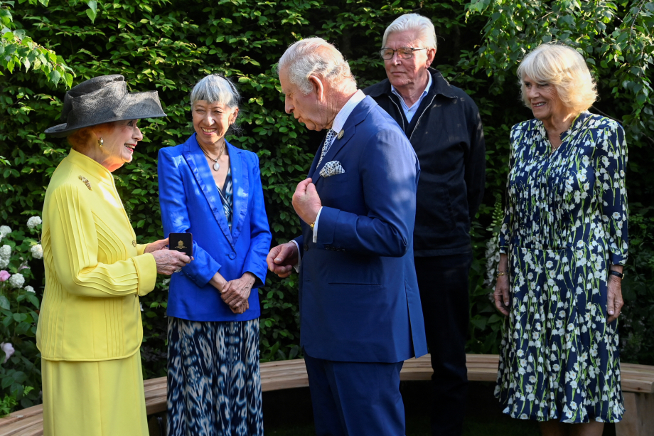 The King and Queen present medals at Chelsea Flower Show