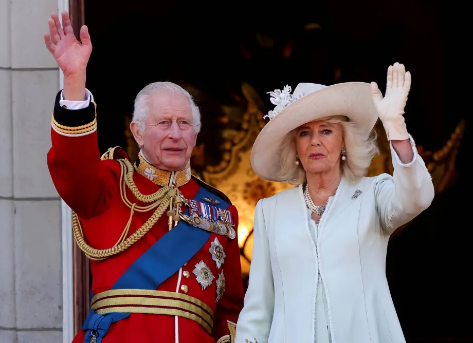 The King and Queen wave from the balcony