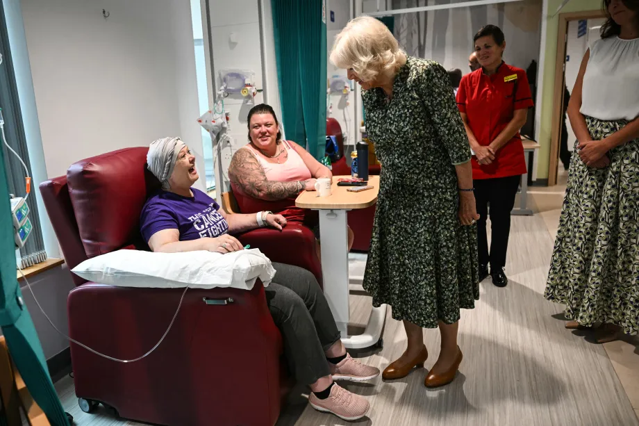 The Queen speaks with a cancer patient at the Dyson Cancer Centre, in Bath