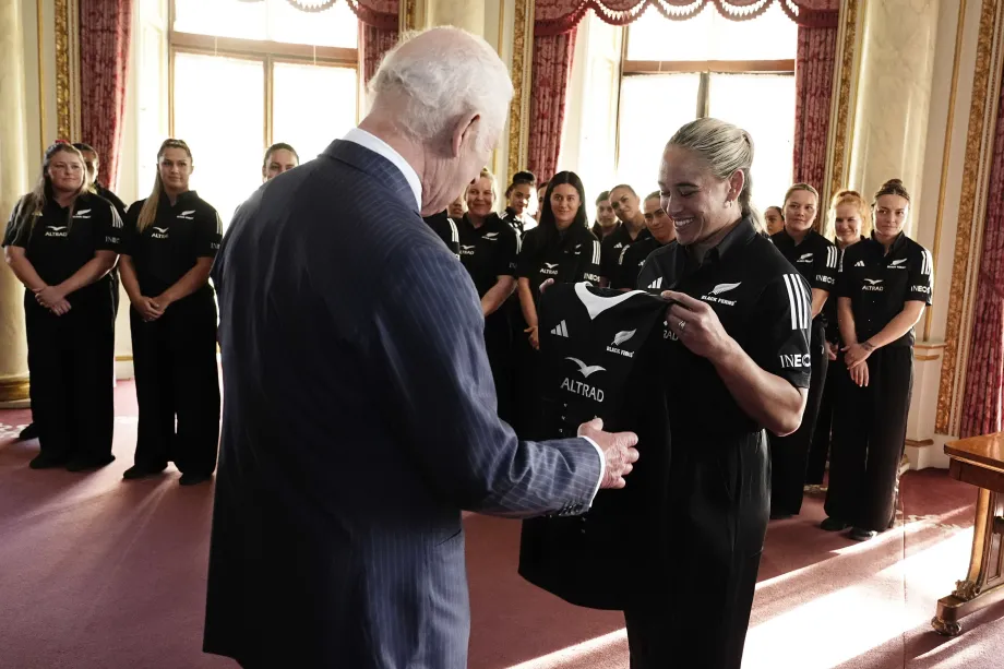 The King receives a present from the Black Ferns