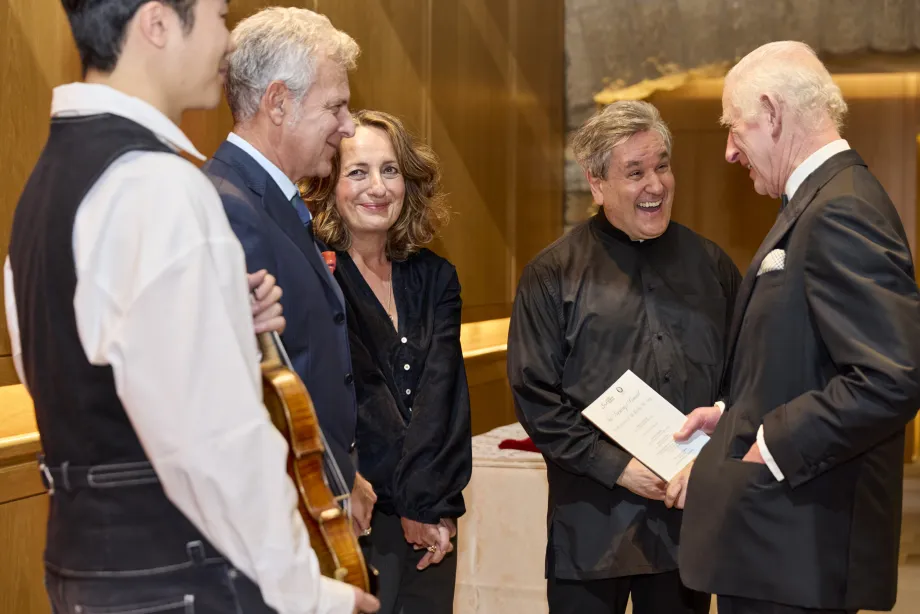 Sir Antonio Pappano, violinist Simon Zhu holding 'Il Cannone' and The King