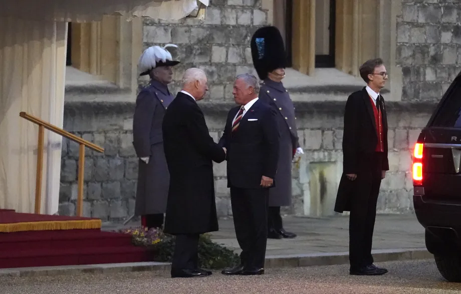 The King meets King Abdullah II of Jordan at the Dias in Windsor Castle Quadrangle