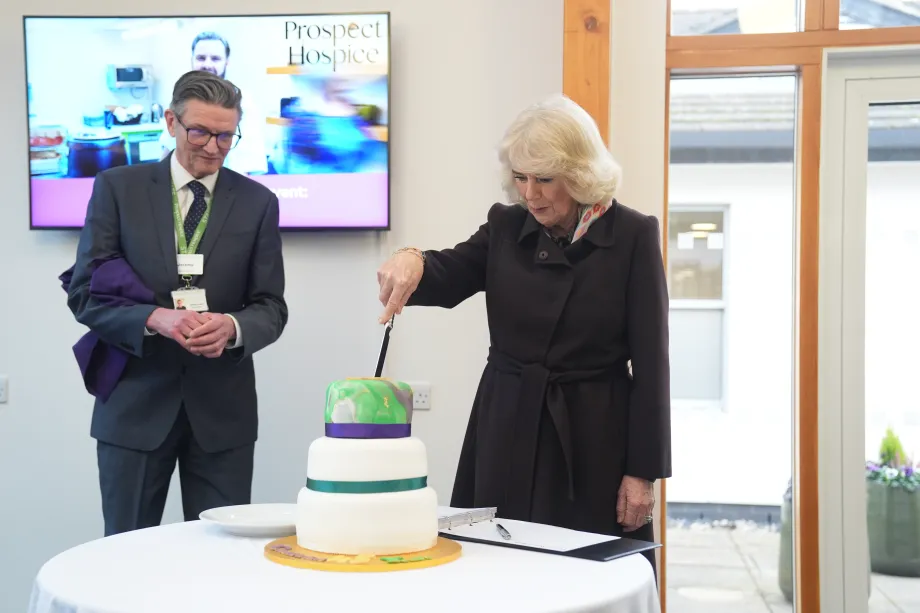 The Queen cutting a cake at Prospect Hospice