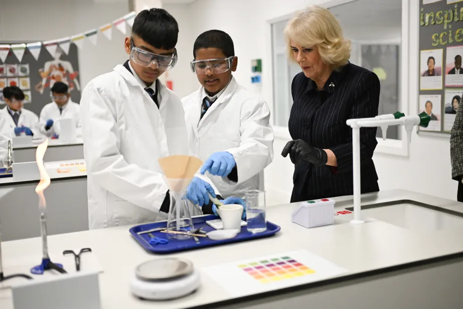 The Queen with pupils in a science lab