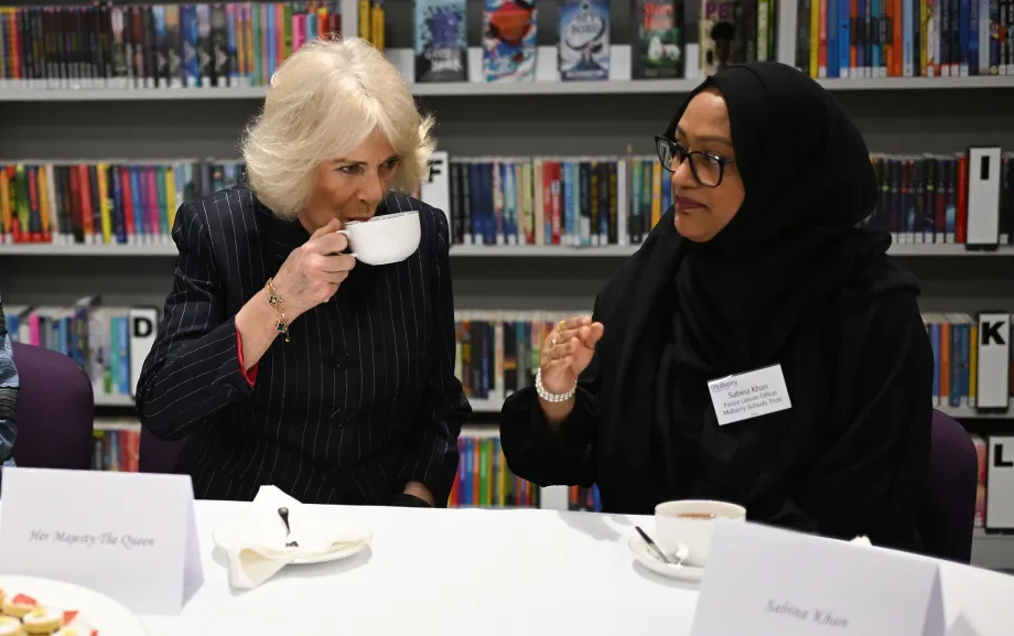 The Queen speaks to parents at Mulberry Academy