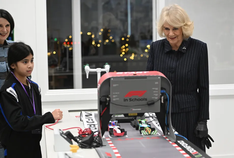 The Queen takes part in a STEM class