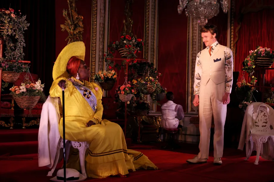 The Queen celebrates the National Theatre