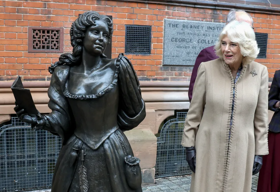 The Queen unveils a statue in Canterbury