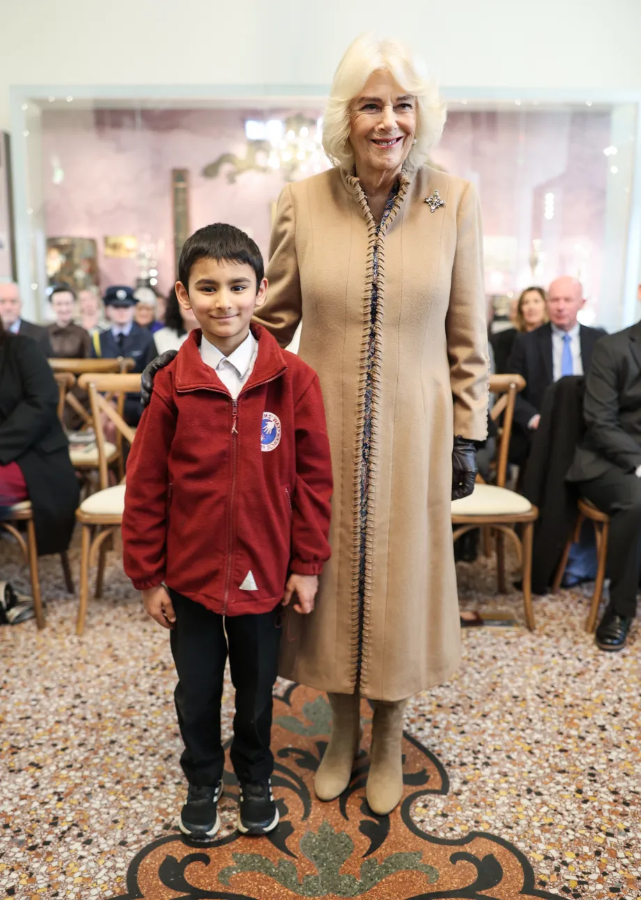 The Queen meets school children