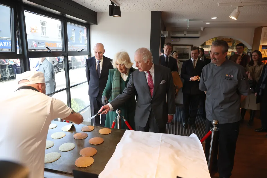The King and Queen see a demonstration of the production of Ulster Scots Crumpets