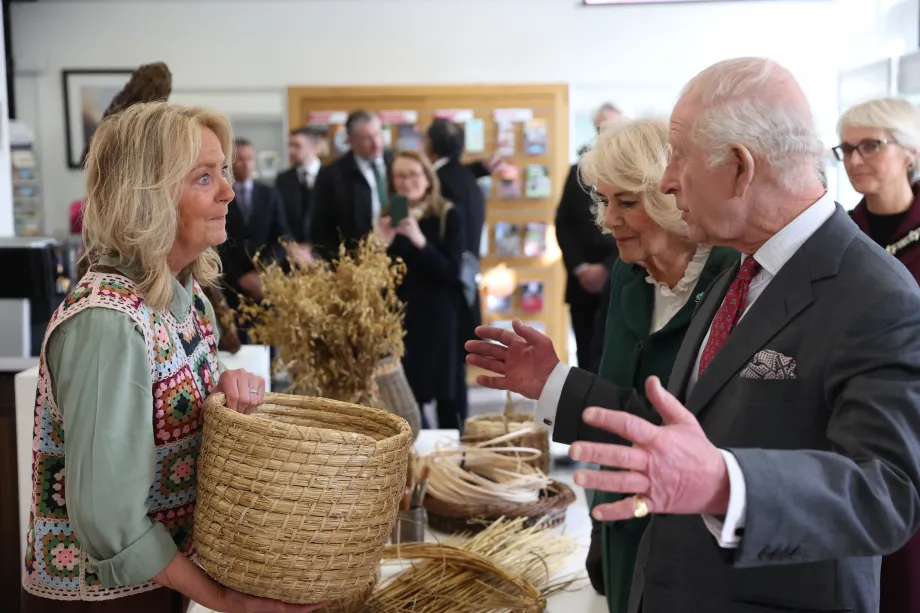 The King and Queen meeting willow artist Louise McLean
