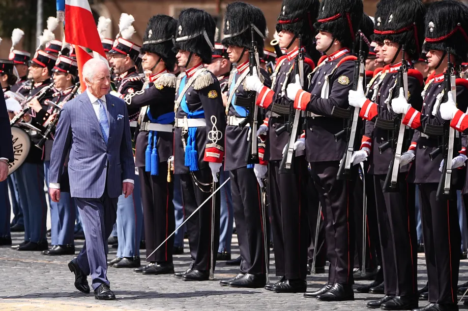 The King inspecting the honour guard whilst at the Tomb of the Unknown Soldier