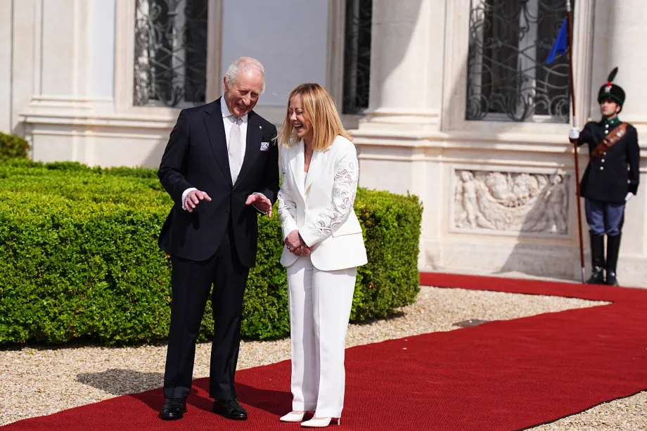 The King talking to Italian Prime Minister Giorgia Meloni