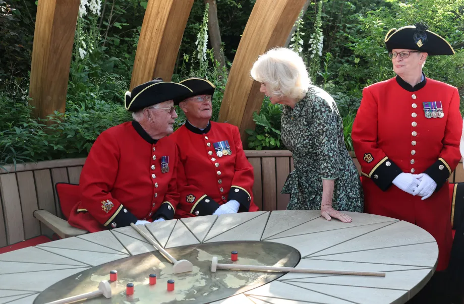 The Queen with Chelsea Pensioners