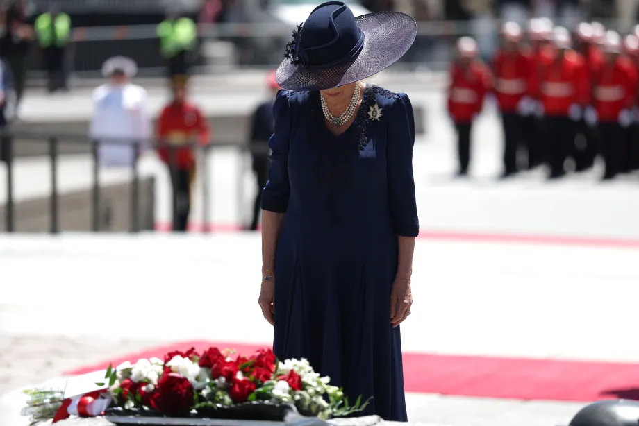 The Queen lays flowers