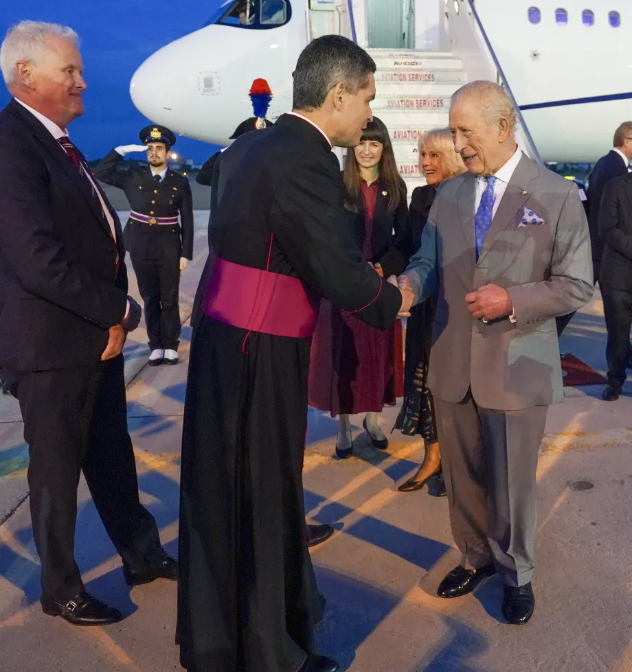 The King arrives in Italy